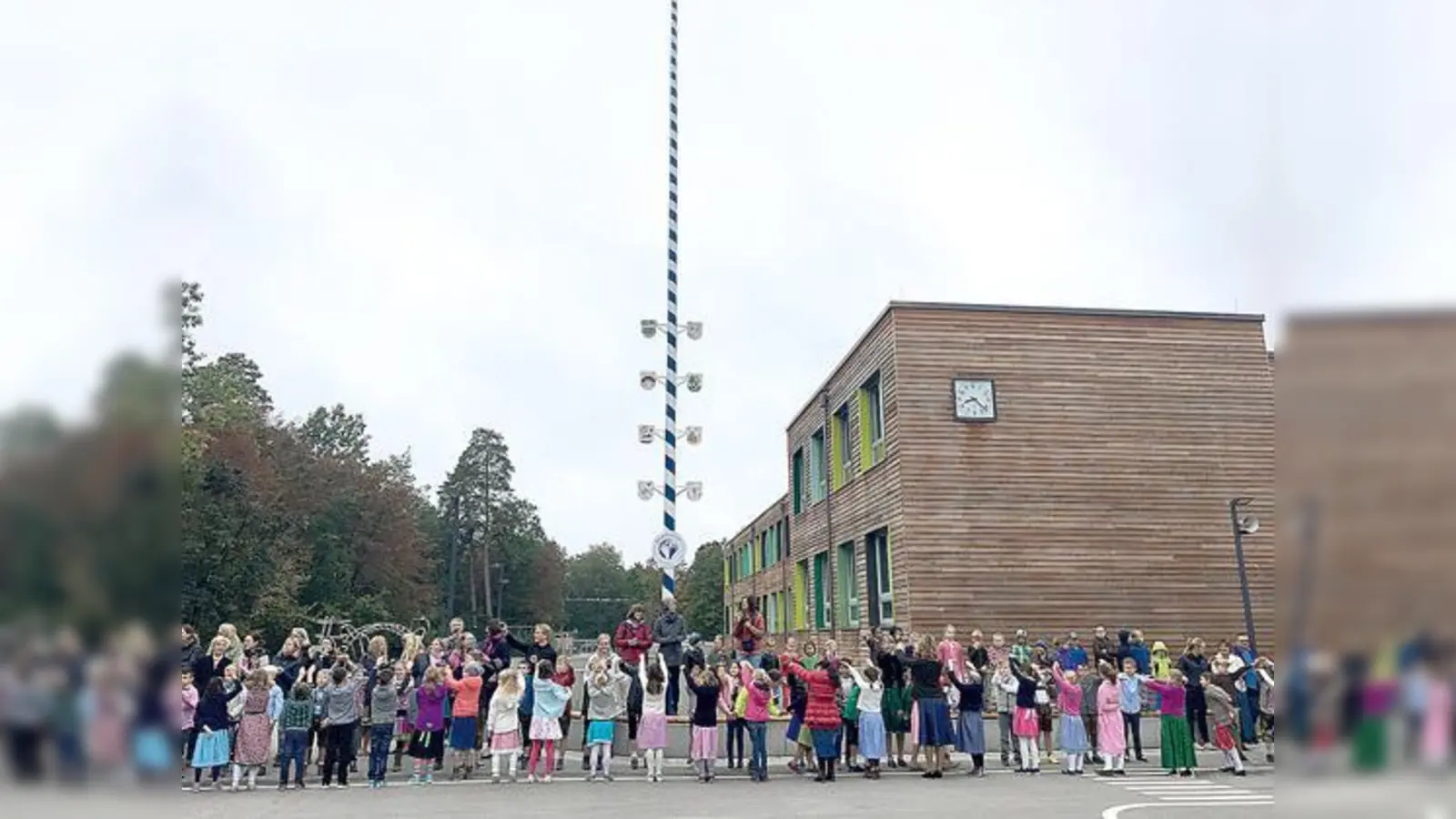 Die Schulkinder feierten begeistert die »Kloane Wiesn«. 	 (Foto: Verena Engelhardt)