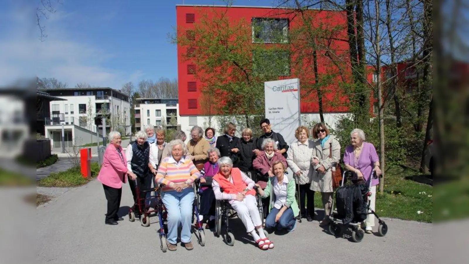 „Wir helfen ganz so, wie Zeit da ist und Bedarf besteht.“ Initiatorin Sonja Mayer (4. v.r. stehend) von „Zeit statt Geld” und die Leiterin Soziale Betreuung Gabriele Rausch (4. v.r. knieend) mit Helferinnen und Bewohnerinnen vor dem Ausflug zur Lochhamer Laien-Bauern-Bühne. (Foto: us)