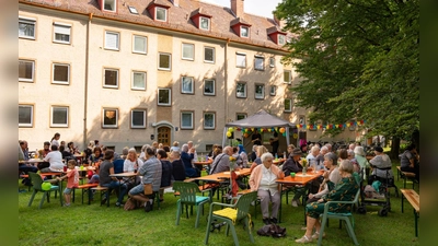Rund 400 Gäste kamen zum „Gartenfest für&#39;s Viertel” in die Karlingerstraße. (Foto: Jonas Nefzger)