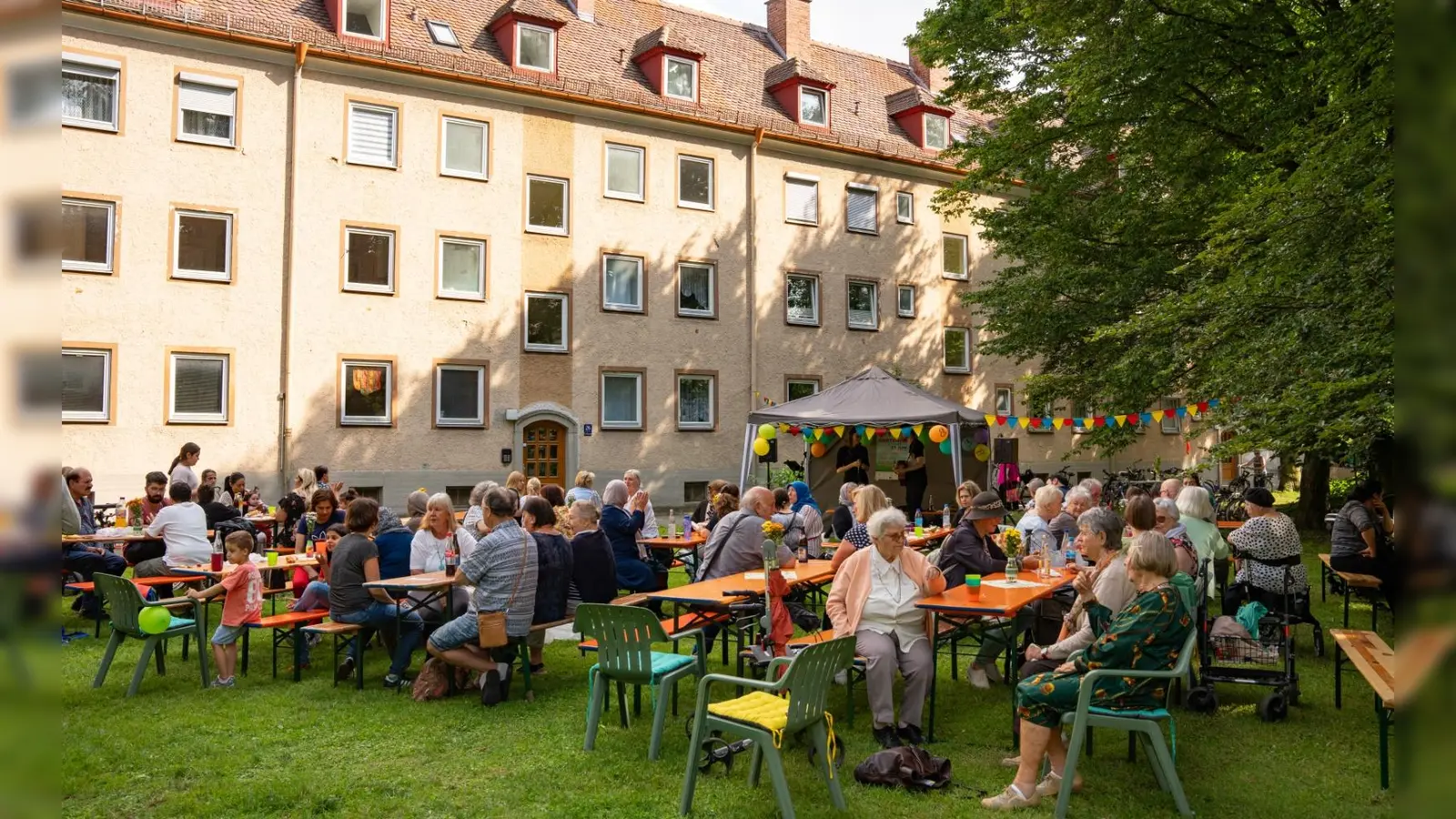 Rund 400 Gäste kamen zum „Gartenfest für&#39;s Viertel” in die Karlingerstraße. (Foto: Jonas Nefzger)
