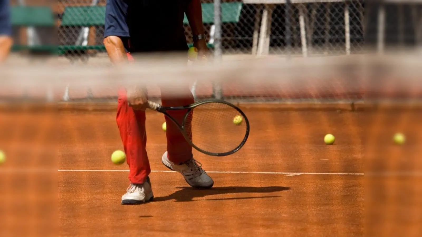 Sinnvolle Freizeitbeschäftigung: der Tennisverein SV Stadtwerke München besteht seit 50 Jahren und hat über 300 Mitglieder. (Foto: Rainer Sturm/pixelio.de)
