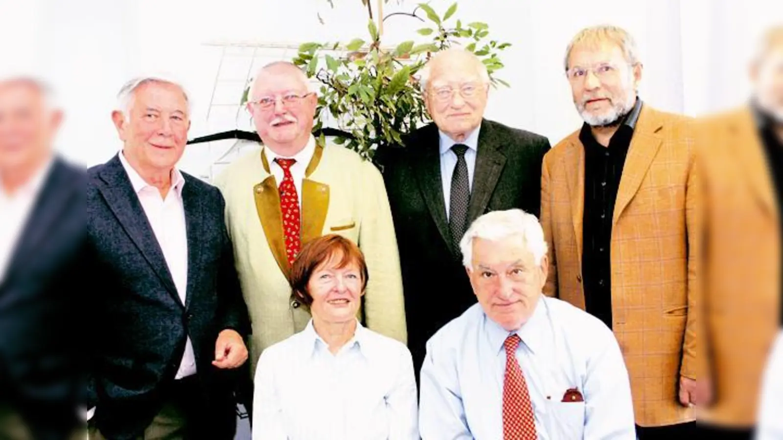 Der neue Seniorenbeirat und die Delegierten für Au-Haidhausen (v.l.): Wolfgang Bruns, Andreas Schaumberger, Franz Dietl und Paul Lengdobler; vorne: Helga Prettner und Herbert Kracker. 	 (Foto: Kirsten Ossoinig)