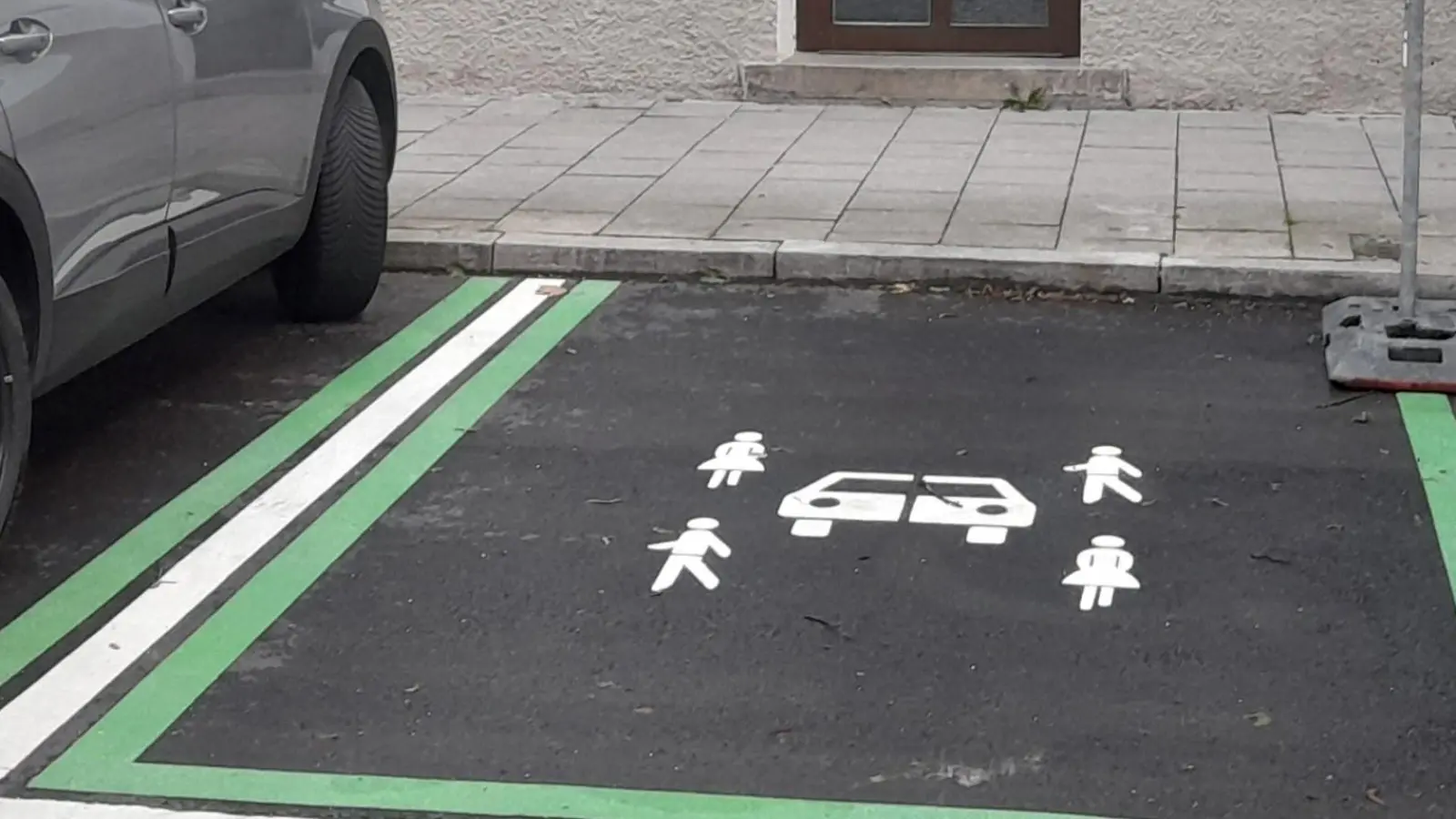 Eine Bürgerin beantragt bei der Bürgerversammlung, dass Carsharing-Parkplätze verständlicher gekennzeichnet werden sollten. (Foto: Beatrix Köber)