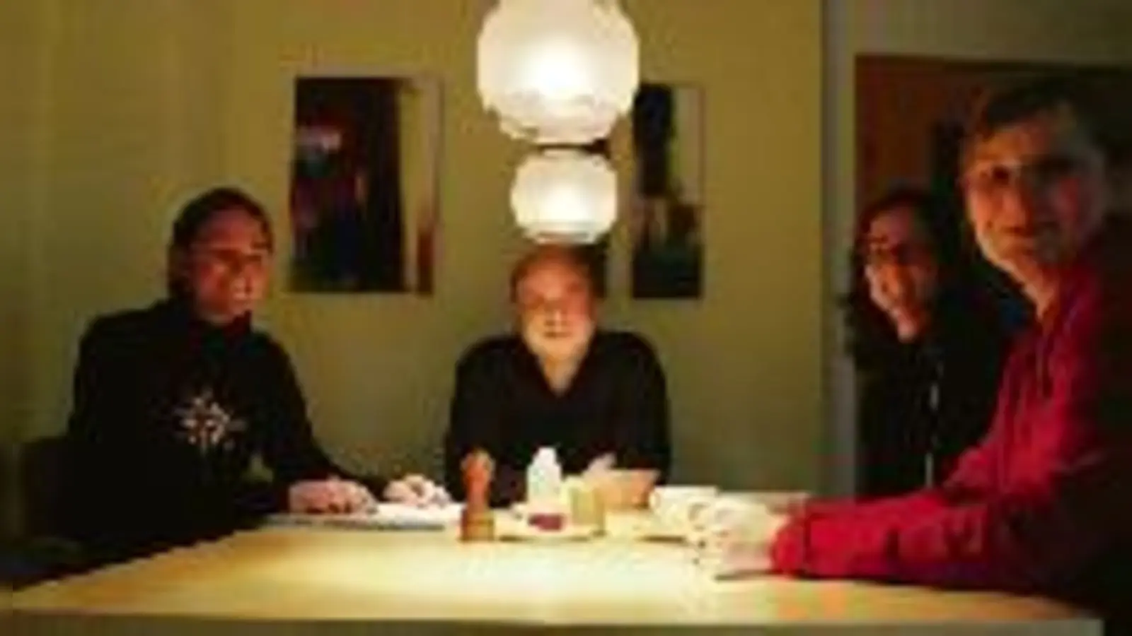 Da ist man doch gern Interview-»Opfer«: Lena Skublics, Isabel Gruber und Edyta  Lukasiak »durchleuchten« Dirk Homburg in Sachen Ackermannbogen.	  (Foto: ks)