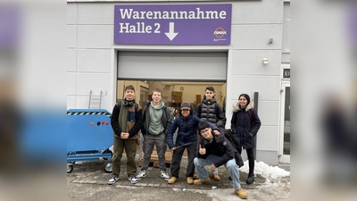 Beim städtischen Gebrauchtwarenhaus „Halle 2” gaben die Schüler der Hermann-Frieb-Realschule 70 noch funktionsfähige Elektrogeräte ab. Insgesamt sammelten sie weit über 1.000 Teile Elektroschrott.  (Foto: Hermann-Frieb-Realschule)