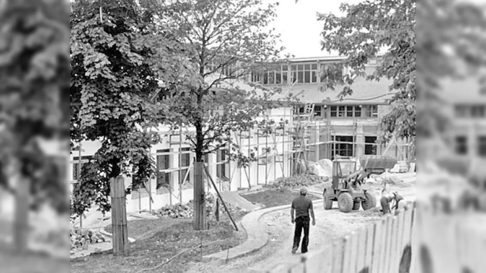In den 80er-Jahren wurde mit dem Bau des Oberhachinger Gymnasiums und der Hauptschule am Kyberg begonnen.  (Foto: Gemeindearchiv)
