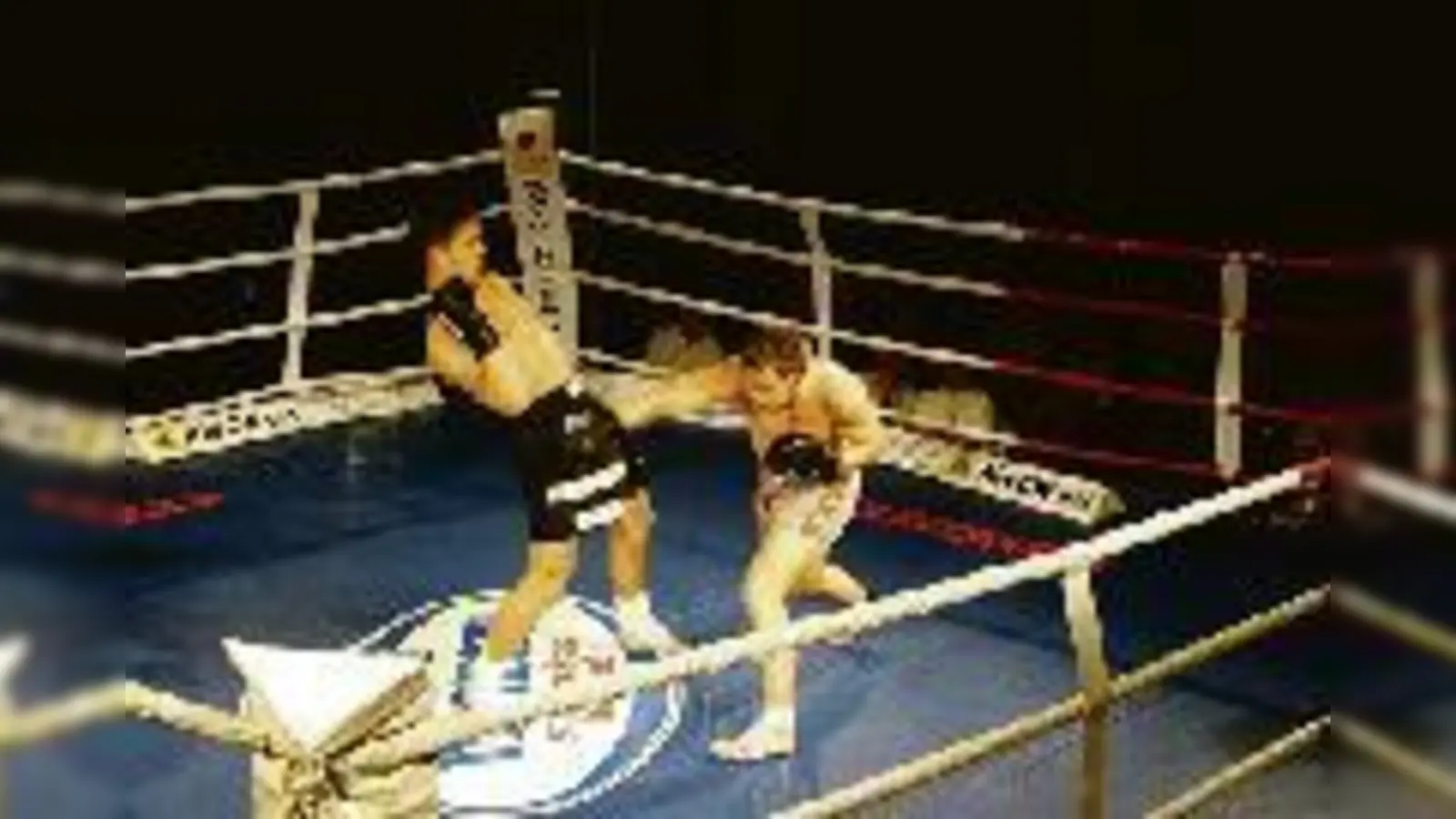 Das war knapp! Beim Kickboxen haben die Kontrahenten pro Runde zwei Minuten um alles klar zu machen  keine Zeit für langes Taktieren. Dafür ist jedoch voller Körpereinsatz gefragt.	  (Fotos: VA)