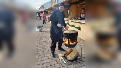 Mit selbstgemachten Köstlichkeiten sammelten die Ukrainer aus Forstinning Geld für die Ebersberger Tafel. (Foto: Anna Schneider)