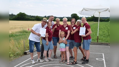 Absolute Frauenpower dieses Jahr bei den beiden Mannschaften des Dorftheaters. (Foto: privat)