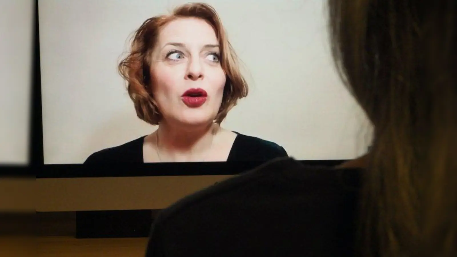 Karin Krug vom fastfood theater kommt den Zuschauern im Netz nah. (Foto: fastfood theater)