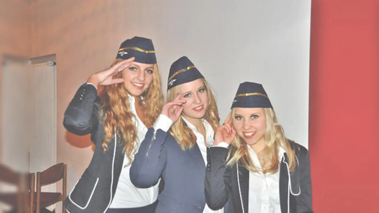 Auf eine Reise um die englischsprachige Welt luden charmante Stewardessen.	 (Foto: Christine Langlechner)