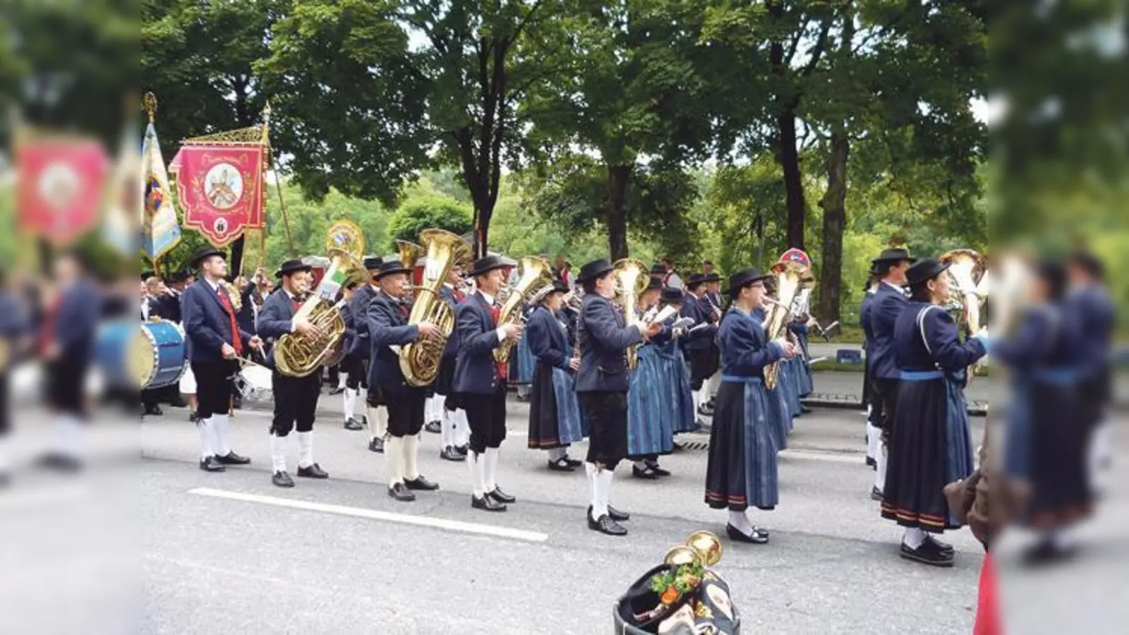 Die Musikkapelle Poing war zuletzt im Jahr 2015 beim traditionellen Wiesn-Festzug dabei.	 (Foto: Musikkapelle Poing)