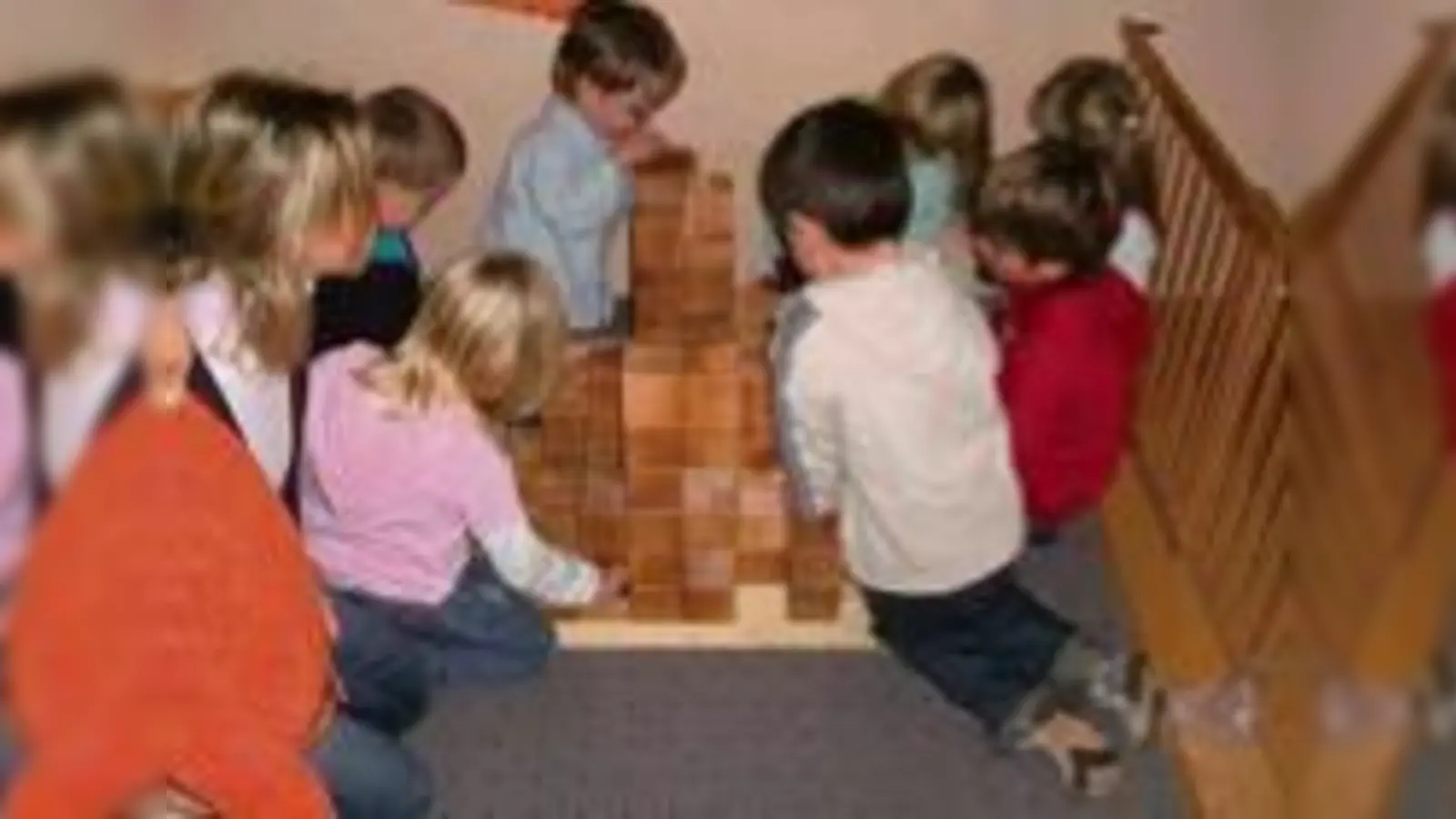 Da wird die Spiellust  (Foto: Ein Hobbybastler hat den Kindern eine Kugelbahn aus Holz geschenkt.	 VA)