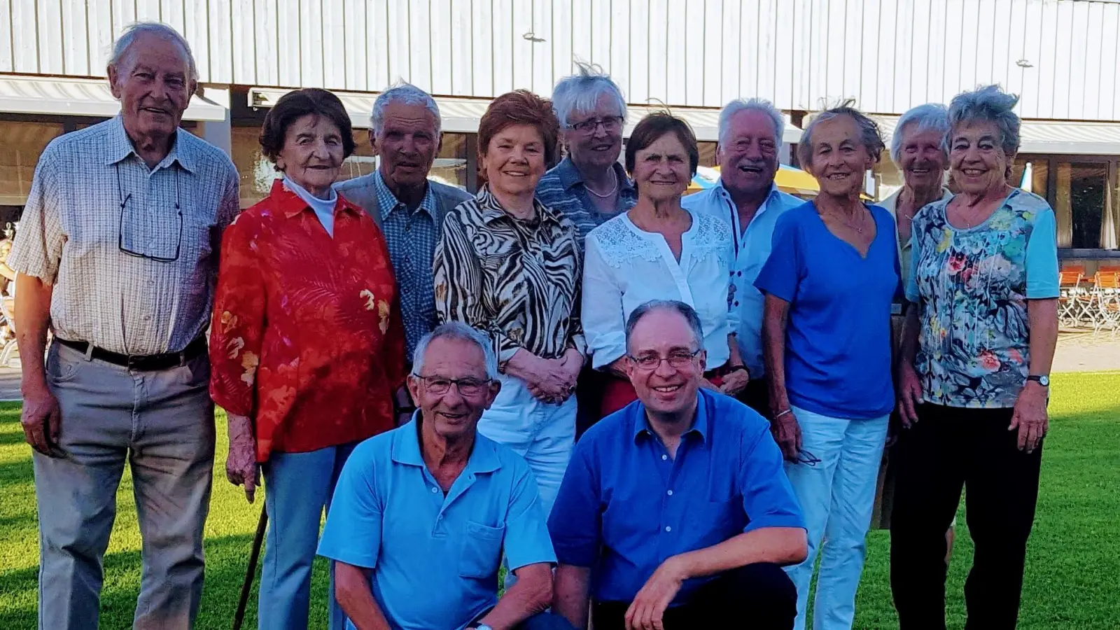Ehrungen beim TSV Unterpfaffenhofen-Germering (von links), hintere Reihe: Johann Schneller (70 Jahre), Irmi Gmeinwieser (Ehrenmitglied), Johann Link (75 Jahre), Ingried Pietralla (70 Jahre), Hildegard Seeholzer (50 Jahre), Marianne Lugmeier (60 Jahre), Hermann Schmid (60 Jahre), Marianne Wrobel (70 Jahre), Ehrenmitglied Traudl Langnickel (60 Jahre). Vordere Reihe: Friedrich Strixner (60 Jahre) und 1. Kassier Wilfried Kaiser. (Foto: TSV Unterpfaffenhofen-Germering)