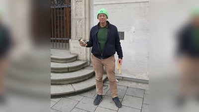 Gerhard Laub (Grüne) sammelte in nur zehn Minuten zahlreiche Zigarettenkippen und füllte damit ein ganzes Glas. (Foto: pr/ Laub)