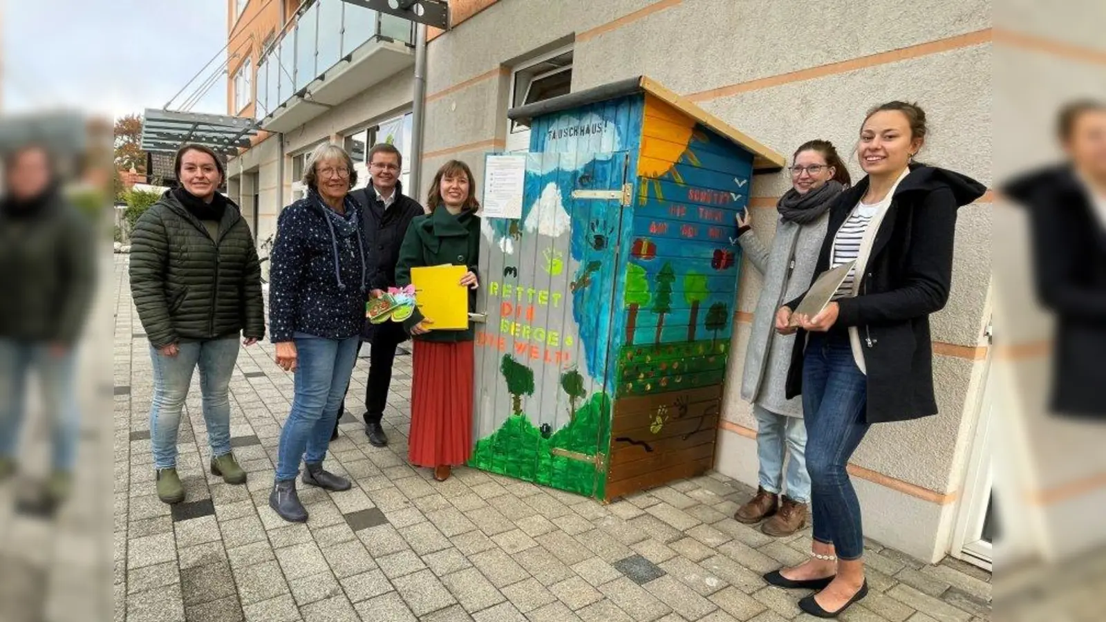Freuen sich über das neue Tausch-Haus v.l.: Eva Thoma, Brigitte Irimi, Manfred Walter, Christine Hammel, Lia Fischer und Selina Rieger. (Foto: pst)