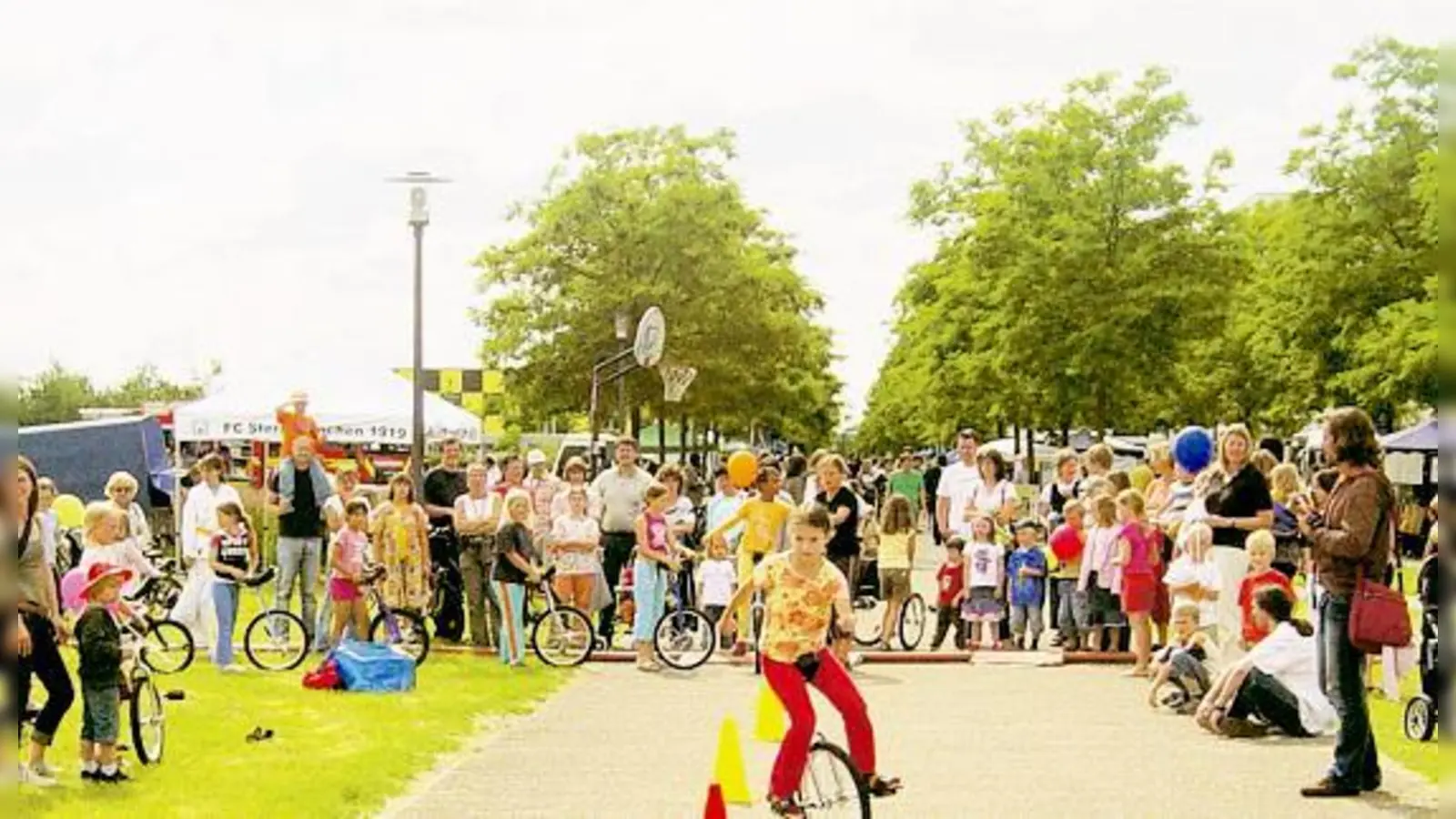 Das Promenadefest ist das jährliche Highlight der Messestadt Riem. Mit Bühnen- und Aktionsprogrammen sowie Spiel und Spaß für Kinder feiert man dieses Jahr ihren zehnten Geburtstag. 	 (Fotos: Kulturzentrum)
