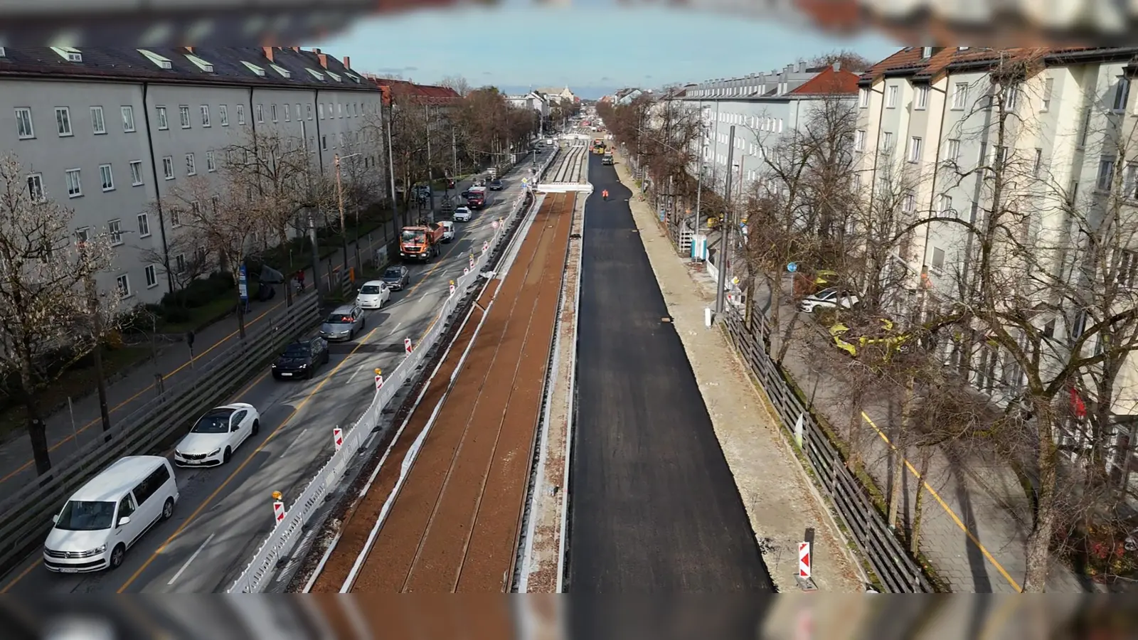 Blick auf die Fürstenrieder Straße in Richtung Norden auf Höhe der Inderstorfer Straße: rechts die asphaltierte Ostfahrbahn, in der Mitte das künftige Rasengleis. (Foto: Vogt ProjektCom)