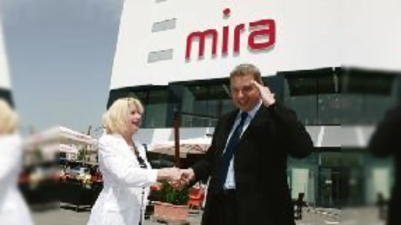 Übernimmt die Aufgabe des Kapitäns: Uwe Eigenbrod vor »seinem« Einkaufszentrum  zusammen mit seiner Vorgängerin, Sabine Zimmerer.  (Foto: em)