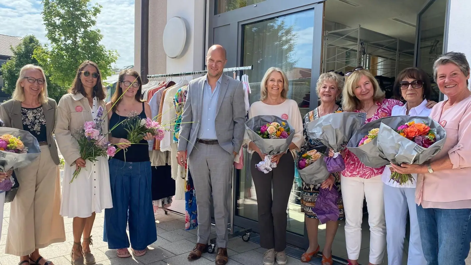 Der Leiter der Nachbarschaftshilfe, Tobias Sicheneder (Vierter von links), überreichte an die fleißigen Damen der Secondhand-Läden Blumen: Barbara Portenlänger, Alexandra Bitterwolf (Leitung), Astrid Wittig, Birgit Konieczny, Barbara Bickel, Birgit Geiger, Heidi Witt und Dorid Zieran (von links). (Foto: Nina Trommen)