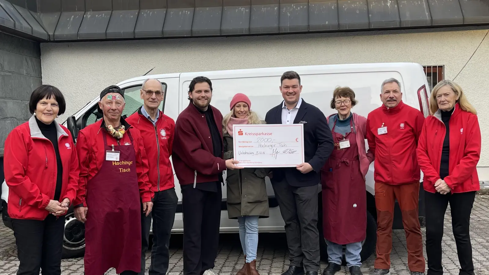 Maximilian Meyer (4.v.l.) und CSU-Kandidat Korbinian Rausch (4.v.r.) übergaben eine Spende in Höhe von 2.000 Euro an den Hachinger Tisch und seine Helfer. (Foto: hw)