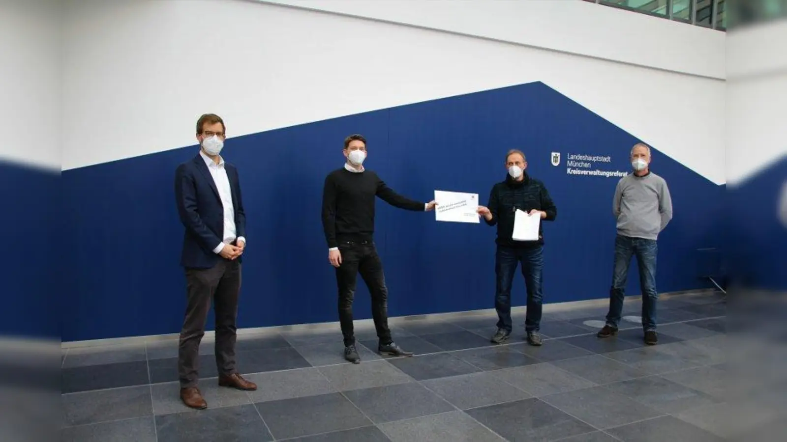 Florian Bachmann (TVM) übergab die Anzeigen an KVR-Mitarbeiter Florian Schmelmer (beide Mitte). Mit dabei waren Christian Hess (IsarFunk, rechts) und Gregor Beiner (TVM, links). (Foto: TVM)