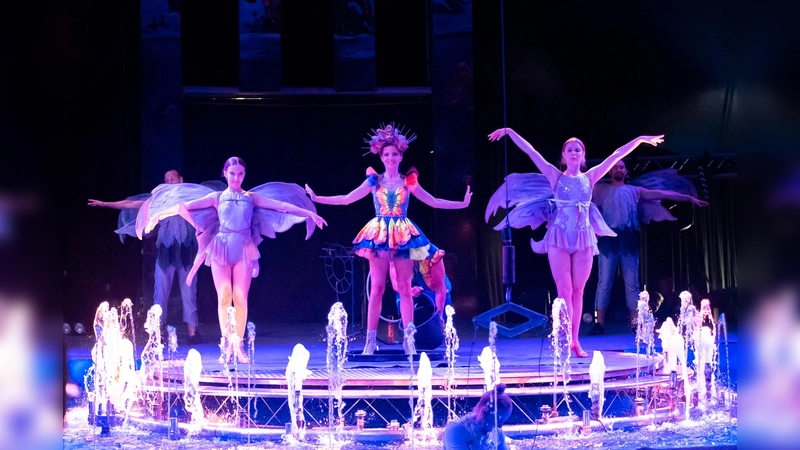 Ein 40-köpfiges Artisten-Ensemble zeigt Höchstleistungen auf der Bühne, im Wasser und in der Luft. (Foto: Sergiy Platonoff)