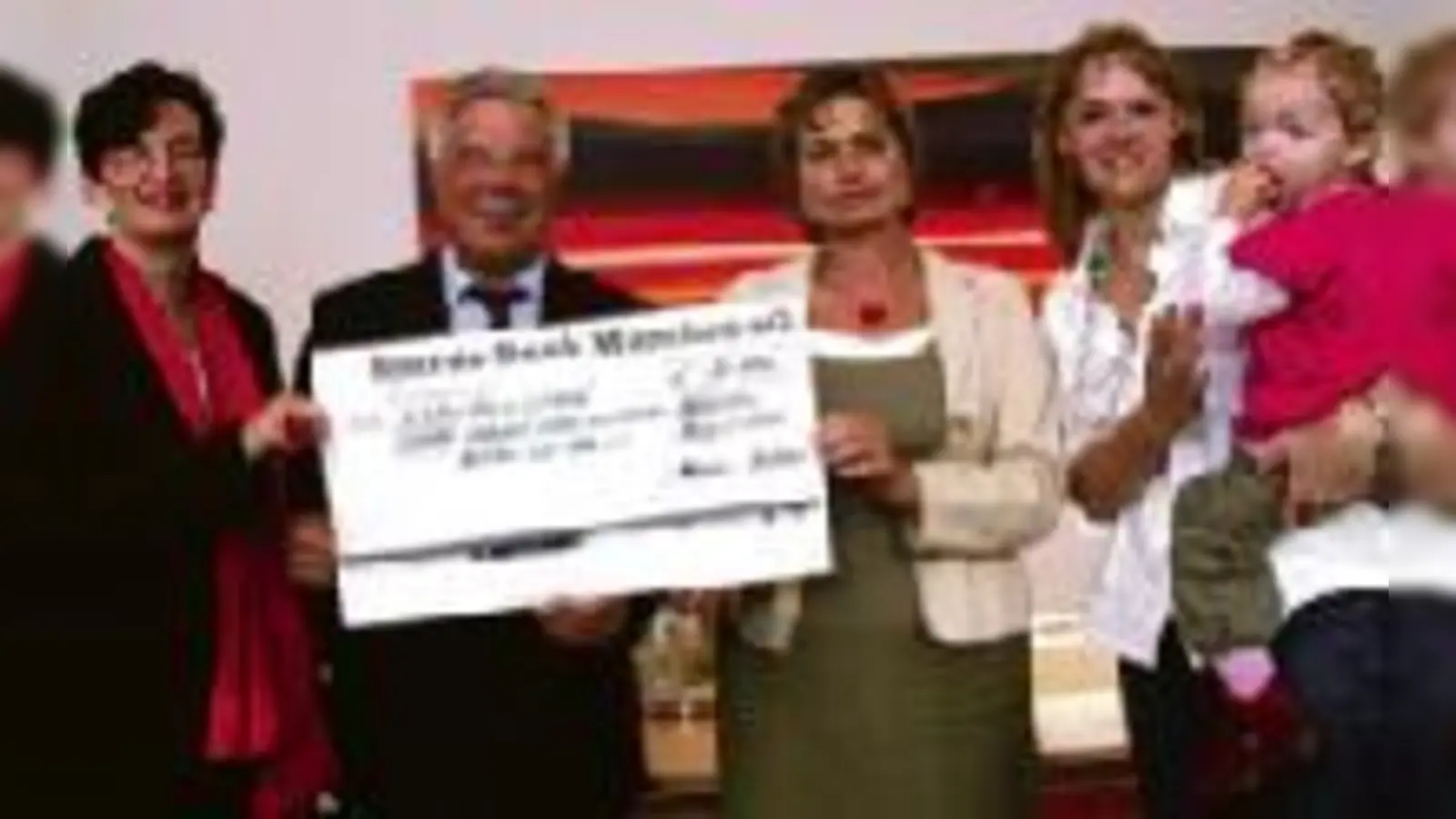 Christine Strobl (li.) bekommt einen Scheck in Höhe von 25.000 Euro überreicht, den sich drei Münchner Institutionen teilen werden.	  (Foto: VA)
