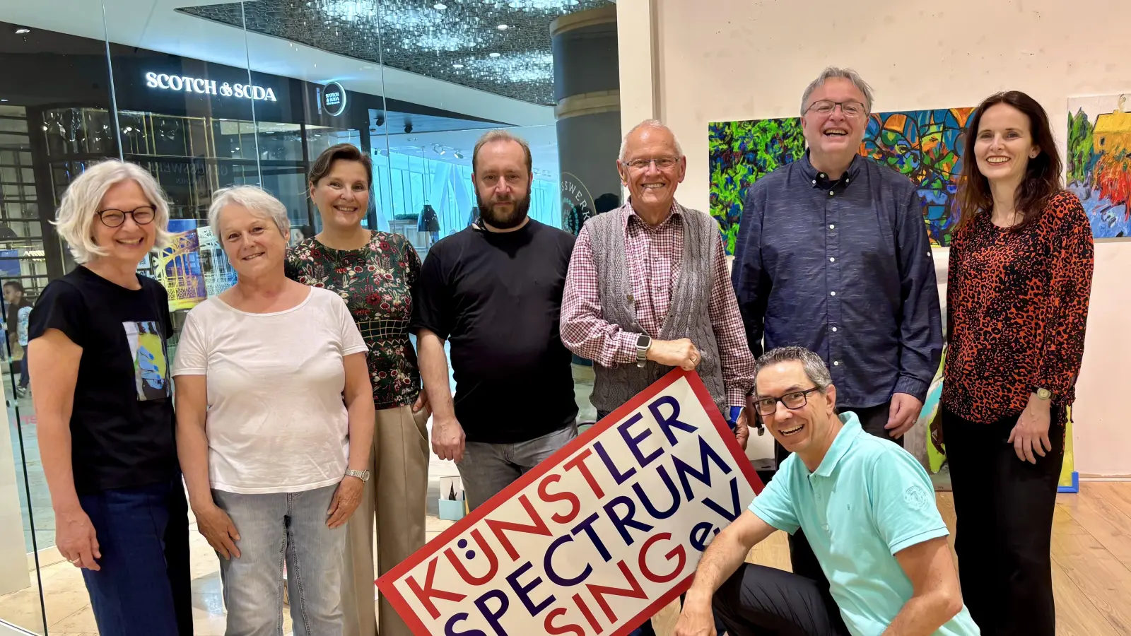 Das KünstlerSpectrum stellt wieder in den Arcaden aus. Mit dabei sind Annette Maier, Lydia Böhm, Corinna Steiner, Guido Michl, Helmut Blüml, Uli Hartmann, Krisztina Dozsa-Farkas (v.l.) und vorn Vereinsvorsitzender Christoph Mosenthin. (Foto: Ulrike Seiffert)