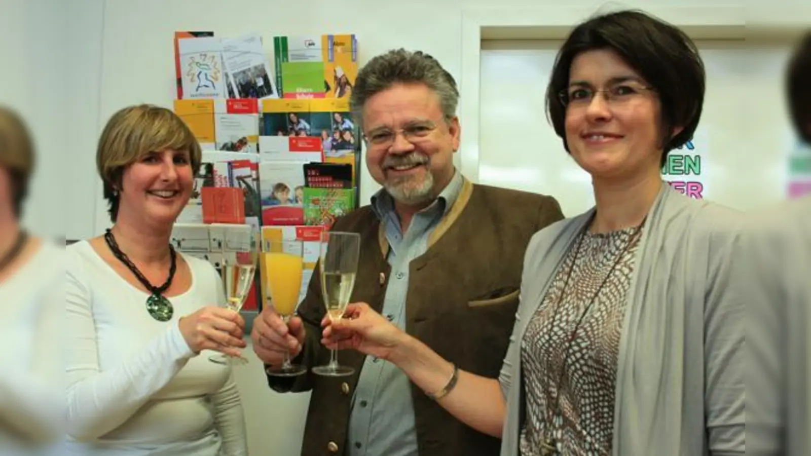 Bildungsmanagerin Mareike Ziegler stößt mit BA-Mitglied Kurt Damaschke und Bildungsberaterin Petra Heinen auf ein Jahr BildungsLokal.	 (Foto: Karl Hirt)