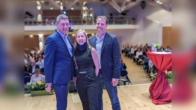 Bewegung auf der Bühne: Erster Bürgermeister Christoph Böck und Moderatorin Sophie Kompe gratulieren Karateweltmeister Andy Schnirel im gut besetzten Festsaal.  (Foto: VA)