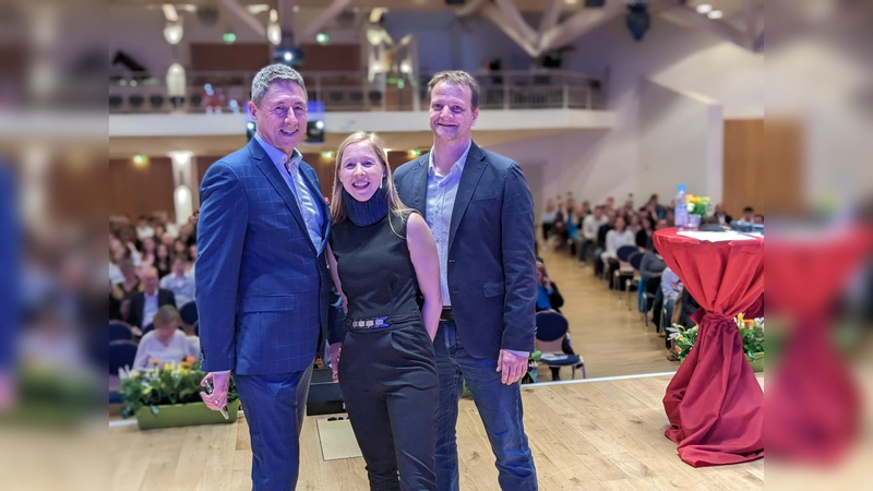 Bewegung auf der Bühne: Erster Bürgermeister Christoph Böck und Moderatorin Sophie Kompe gratulieren Karateweltmeister Andy Schnirel im gut besetzten Festsaal.  (Foto: VA)