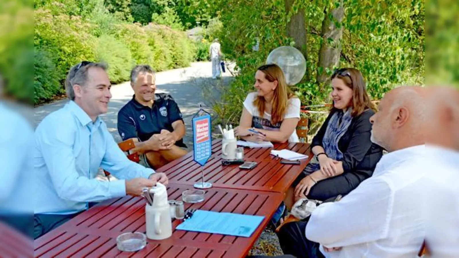 Sommergespräch im Nestroygarten im Westpark (v.l.): Bernhard Slawinski, Michael Franke, Redakteurin Simone Bauer, Verena Dietl und Herbert Sammer.	 (Foto: E.S.)
