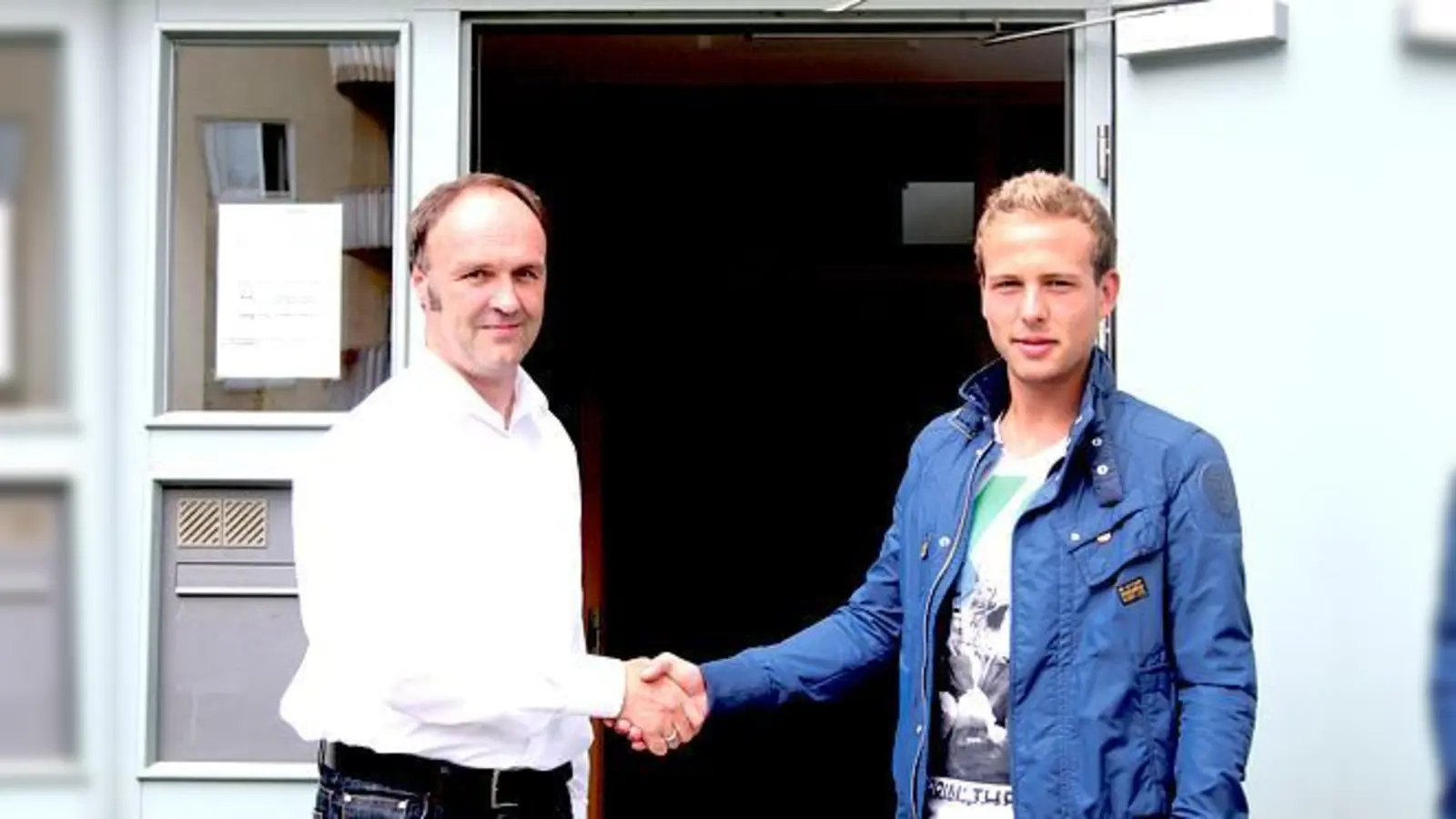 Christoph Duschl (l.) bedankt sich bei Alexander Borowsik für die wertvolle Arbeit. 	 (Foto: VA)