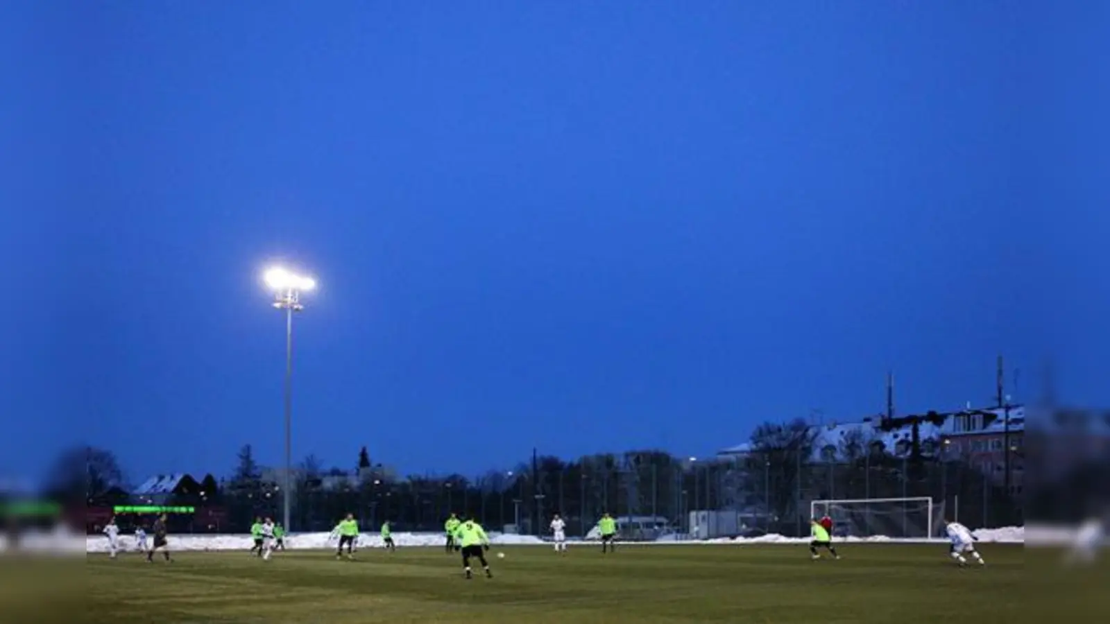 Fußball trotz klirrender Kälte: Löwen-Amateure gegen Sauerlach.  (Foto: A. Wild)