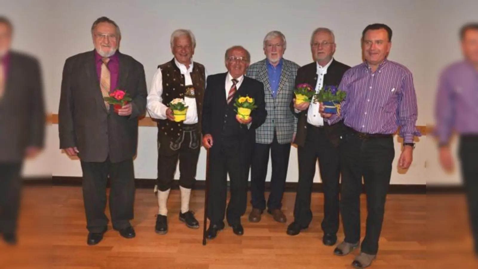 Robert Josef Römer, Günter Josef Preißer, Josef Falb senior, Hartmut Schmidt, Josef Goldbrunner, Josef Falb junior (von links) mit Blumen.	 (Foto: VA)