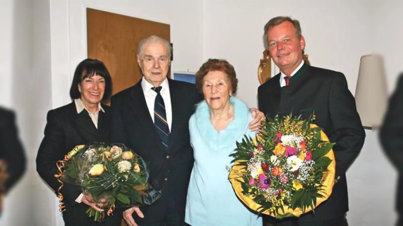 Herzlich gratulierten Bürgermeister Jan Neusiedl (l.) und Heimleiterin Heidemarie Witt (r.) den Jubilaren Hanna und Horst Strobl.	 (Foto: hol)