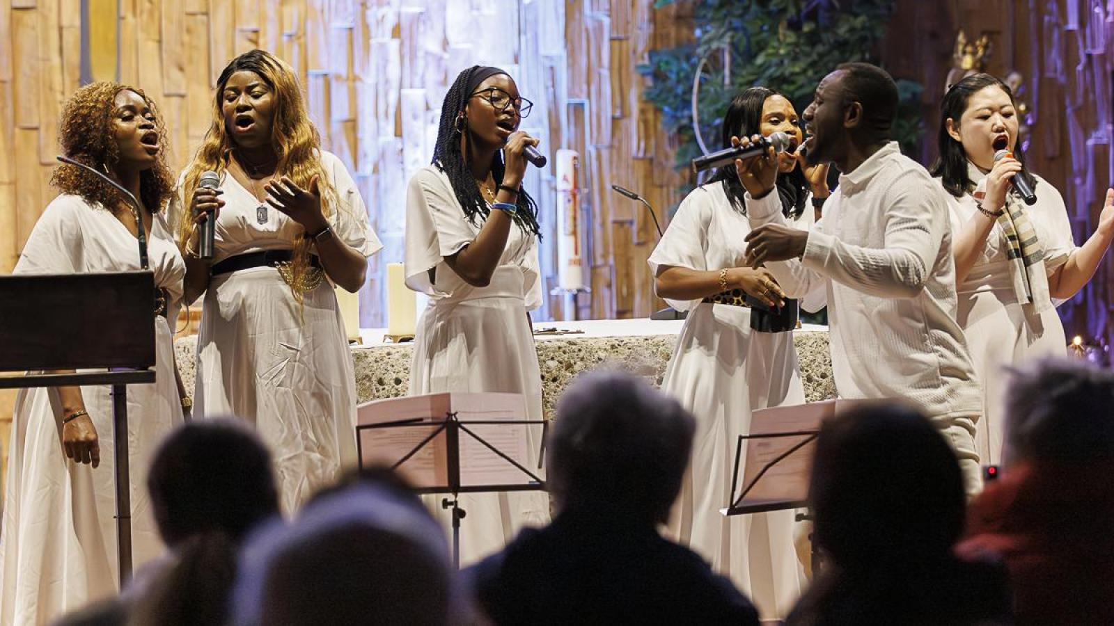 -Munich-Gospel-Voices-singen-in-St-Quirin