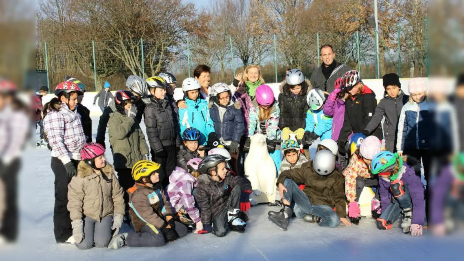 Die Ganztagesklasse der Grundschule Planegg war die erste auf dem neuen Eis. Hinten im Bild Bärbel Zeller von der Gemeinde, Klasslehrerin Jutta Maurer und der Betreiber der Anlage, Andreas Mehr (v.l.). (Foto: US)