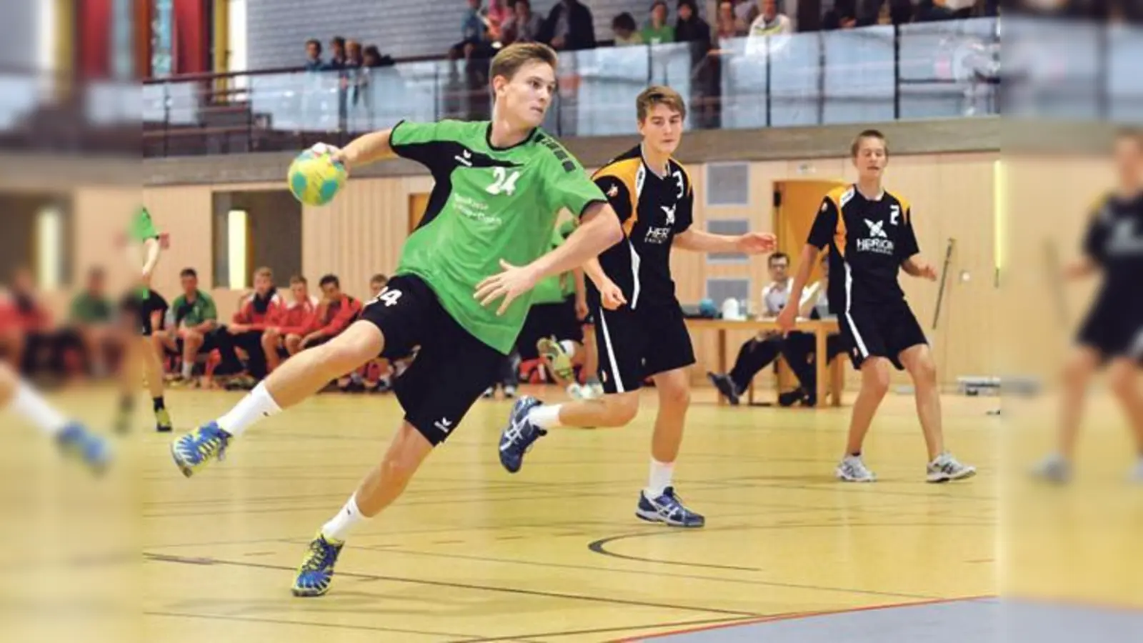 Angriffsspieler Maxi Arnold von der SpVgg Altenerding beim Torwurf gegen den TSV Sauerlach.	 (Foto: Verein)