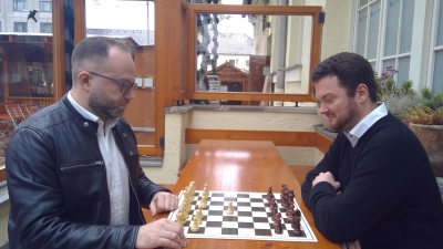 Super-Großmeister Pavel Eljanov (links) aus der Ukraine ist der Topspieler beim 1. Münchner Schachfestival. Gedächtnisweltmeister Simon Reinhard hält Vorträge. (Foto: bas)