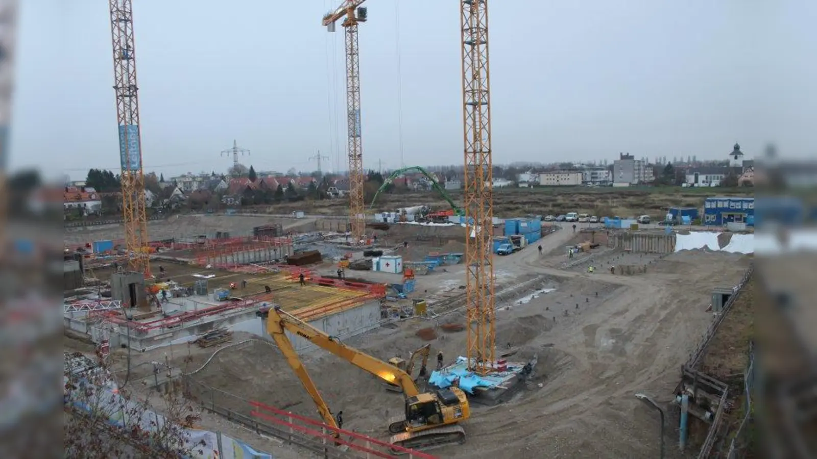 Der Bebauungsplan 83b „Neue Mitte Karlsfeld” ist zwar derzeit außer Vollzug, gebaut wird trotzdem. Denn Auswirkungen auf die Baugenehmigung hat die Klage bislang nicht. (Foto: pi)