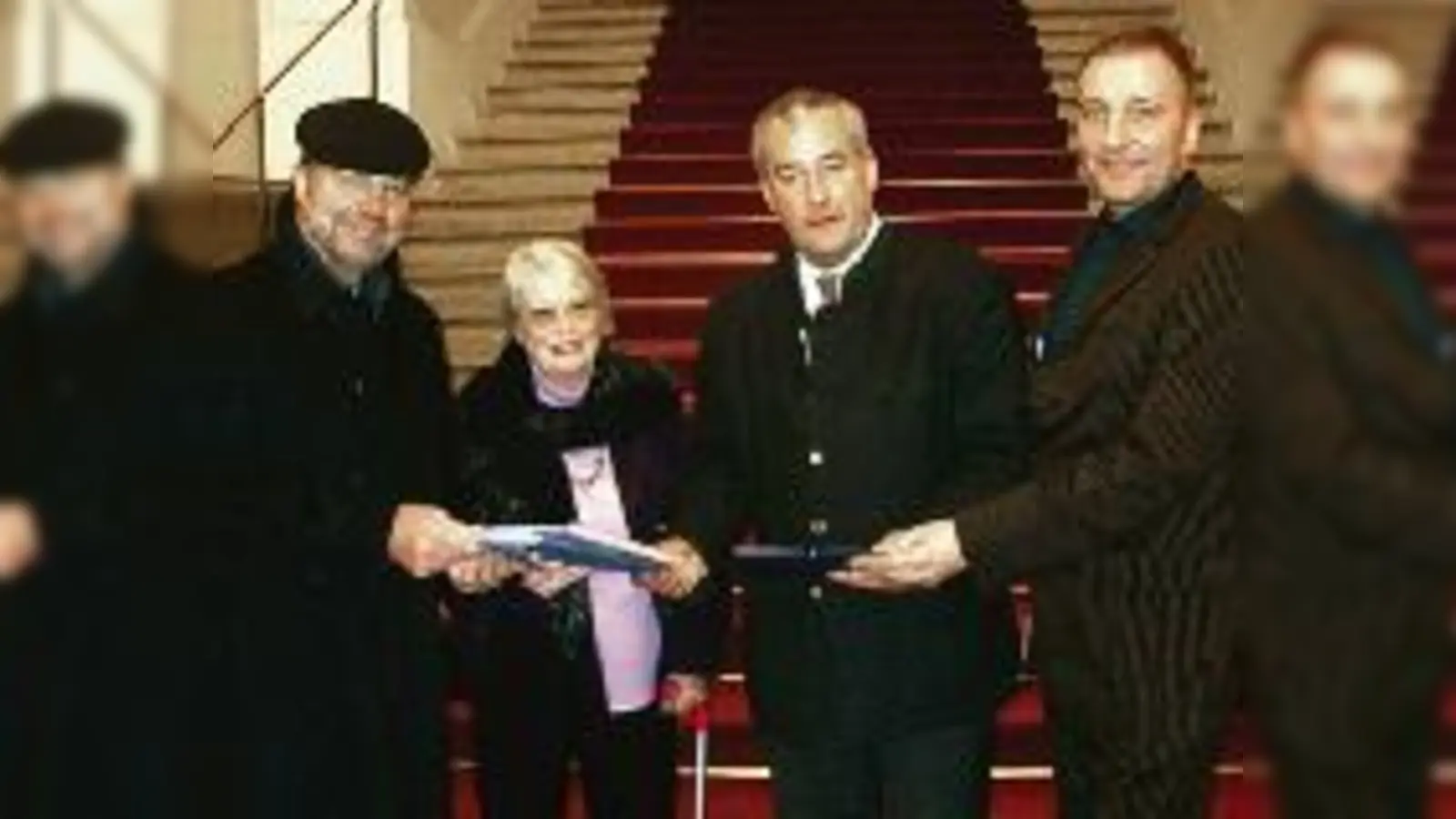 Platz für Kinder wollen Klaus Bäumler (CSU) und Irmgard Schmidt (SPD) vom BA 3, sowie CSU-MdL Ludwig Spaenle (CSU) und Thomas Schmid von der Interessengemeinschaft (v.  (li.).Foto: maho)