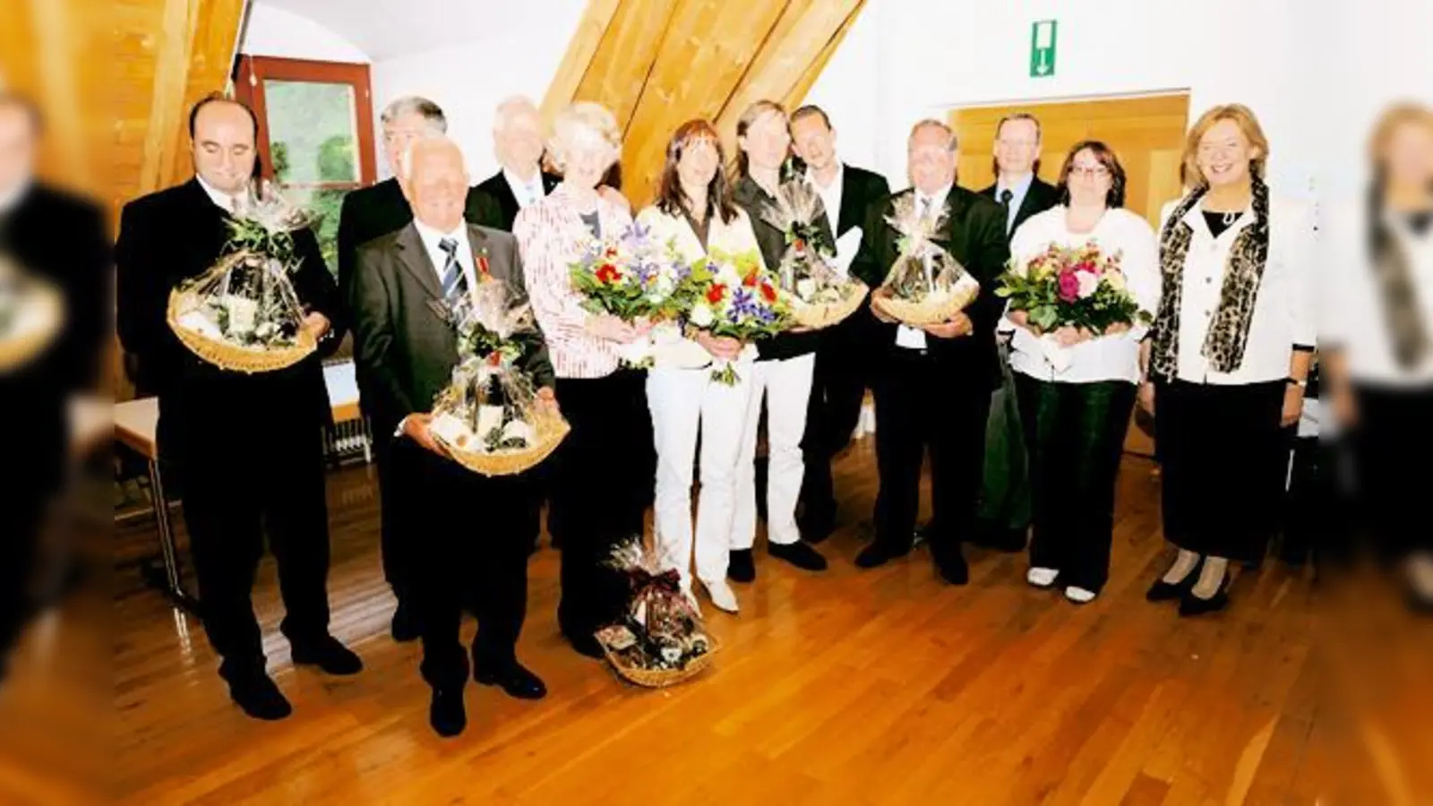 Christian Kriz (3. v. l.) bekam für sein ehrenamtliches Engagement die Verdienstmedaille des Verdienstordens der Bundesrepublik Deutschland von Landrätin Johanna Rumschöttel (r.) überreicht.   (Foto: Privat)