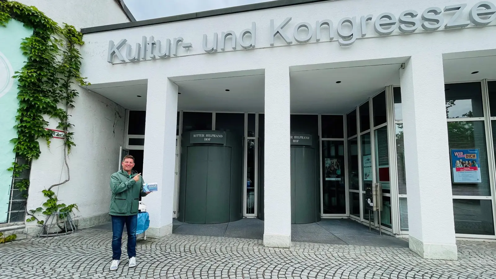 Bürgermeister Ullrich Sander präsentiert das neue Programm für die Saison 2024/25, das randvoll mit tollen Angeboten ist.  (Foto: hw)