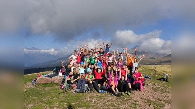 Geschafft! Jeder Etappenerfolg auf dem Weg von Gröbenzell nach Venedig ist für die Schüler eine Riesenleistung und schweißt die Klassenfamilie mit Lehrerin Daniela Haller-Murr und den vielen unterstützenden und begleitenden Eltern zusammen. (Foto: Frank Fiederling)
