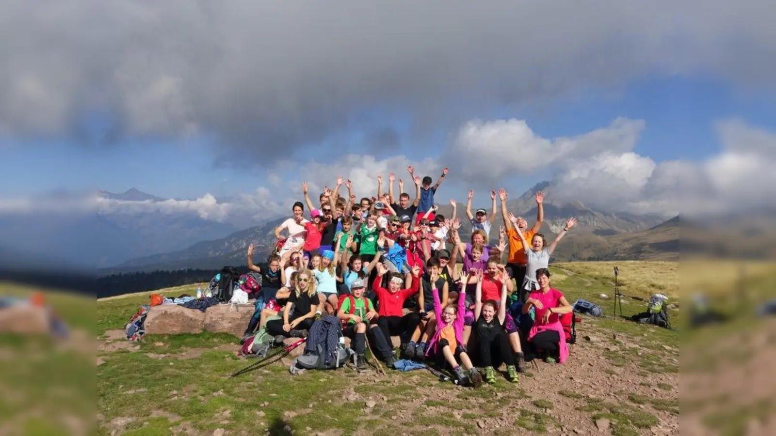 Geschafft! Jeder Etappenerfolg auf dem Weg von Gröbenzell nach Venedig ist für die Schüler eine Riesenleistung und schweißt die Klassenfamilie mit Lehrerin Daniela Haller-Murr und den vielen unterstützenden und begleitenden Eltern zusammen. (Foto: Frank Fiederling)