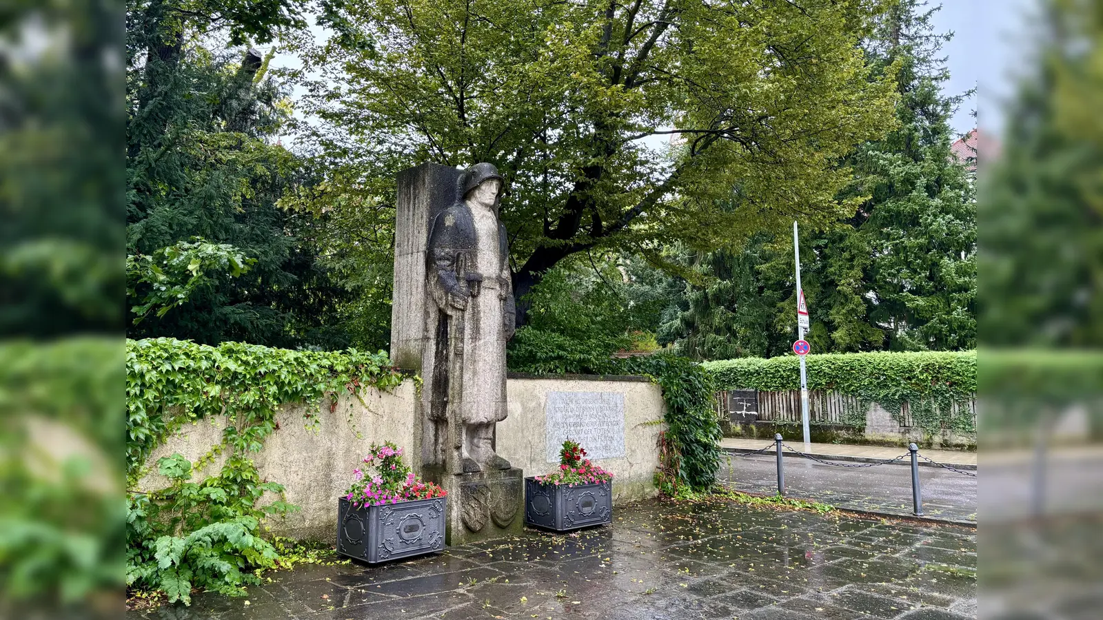 Das Gefallenendenkmal in der Bäckerstraße wurde von Hans Osel 1934 geschaffen. Sein 90-jähriges Jubiläum wird im November festlich begangen. (Foto: Ulrike Seiffert)