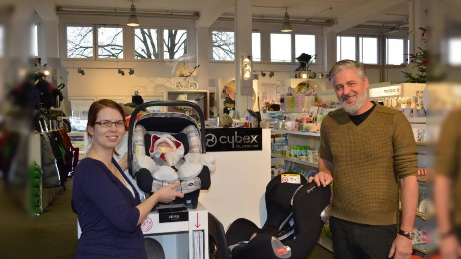 Eric Reinartz, Inhaber des Fachgeschäfts Reinartz Babyland, erfüllte Juliane Franz ihren Weihnachtswunsch: Ein Autokindersitz von Cybex, Modell Sirona. Die kleine Felicitas (m.) ließ sich vom Jubel ihrer Mama nicht stören. (Foto: eis)
