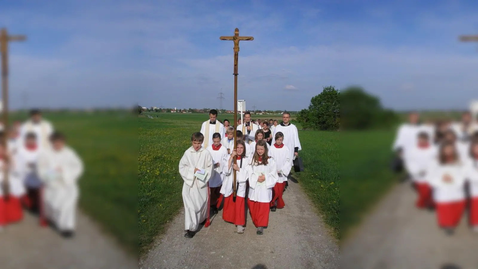Üblicherweise veranstaltet die Katholische Stadtkirche Germering einen Bittgang von St. Jakob nach St. Peter und Paul in Alling-Holzkirchen. Hier ein Foto aus einem der letzten Jahre - ohne Corona. (Foto: Stadtkirhe Germering)